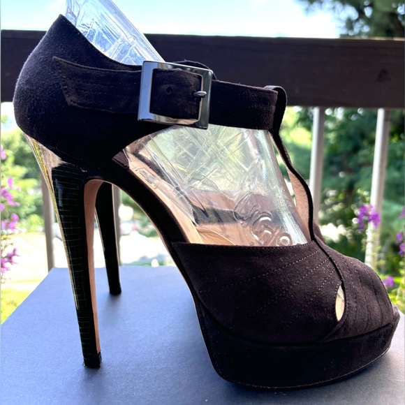 Ron Donovan Bespoke Suede T-Strap Peep Toe Stiletto
Size 10
Handmade in Italy - Picture 4 of 11
